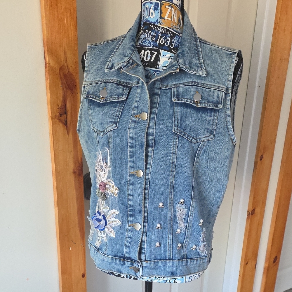 🌺 Embroidered Denim Vest Womens M Floral Pretty Cute